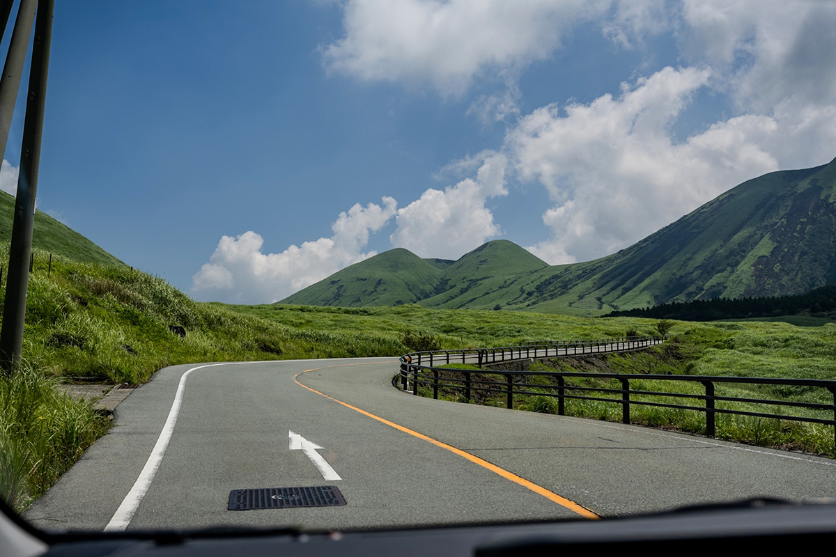 行駛在日本郊外山區道路上的租賃車