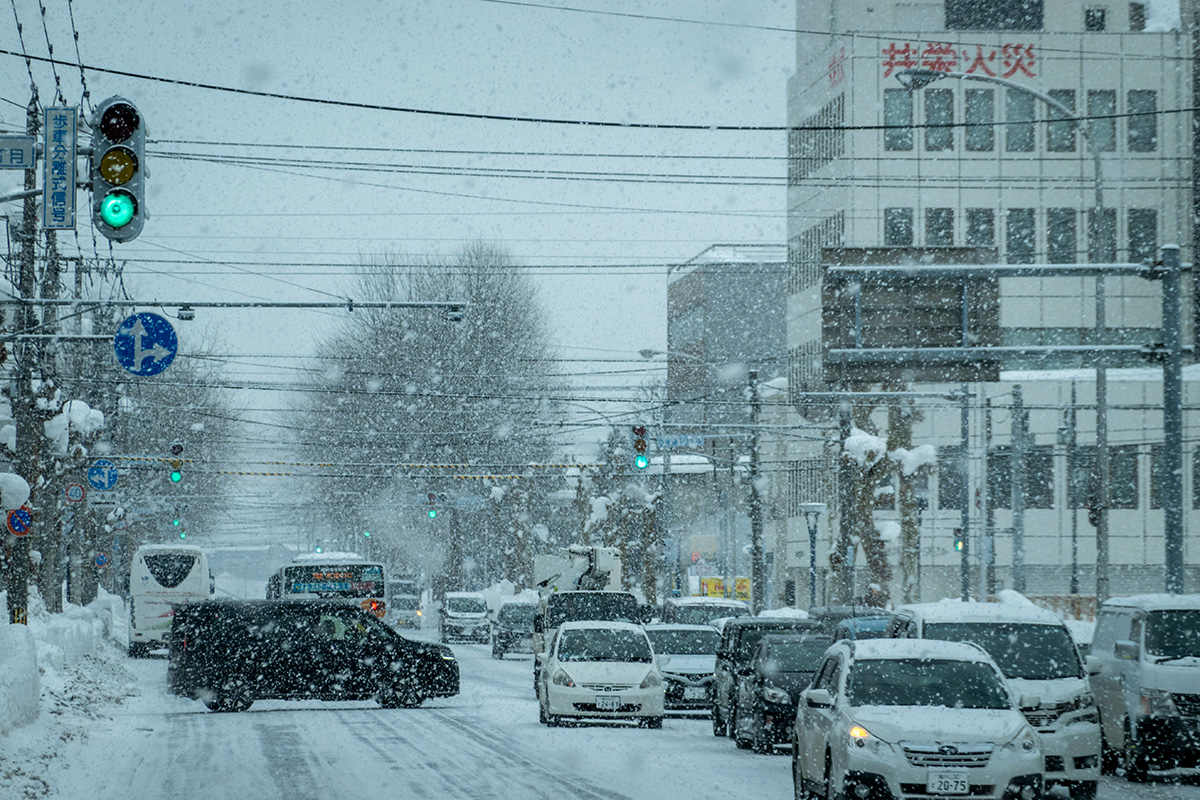 積雪的東北道路與冬季輪胎